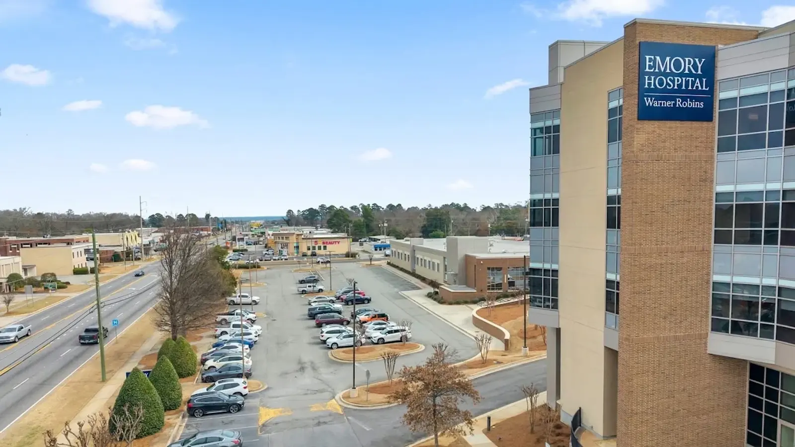 Emory Hospital Warner Robins tower and its parking lot seen from above