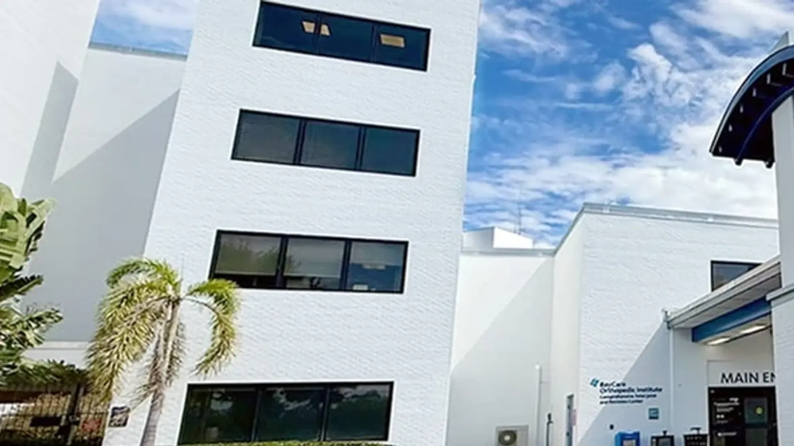 Exterior photo of the main entrance at Mease Dunedin Hospital