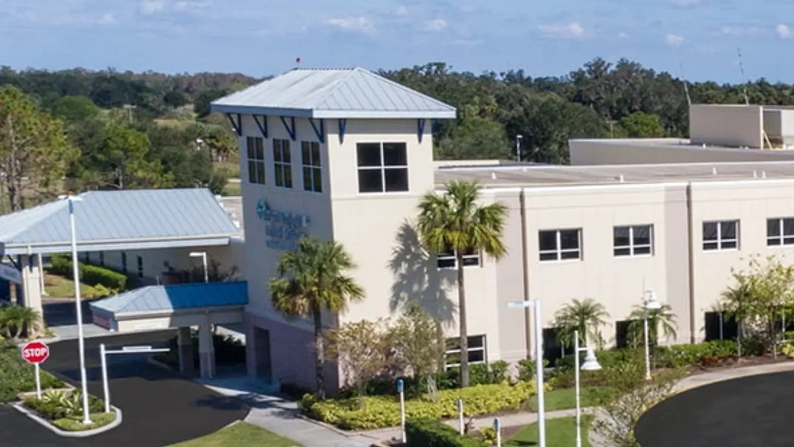 An exterior view of BayCare Bartow Regional Medical Center