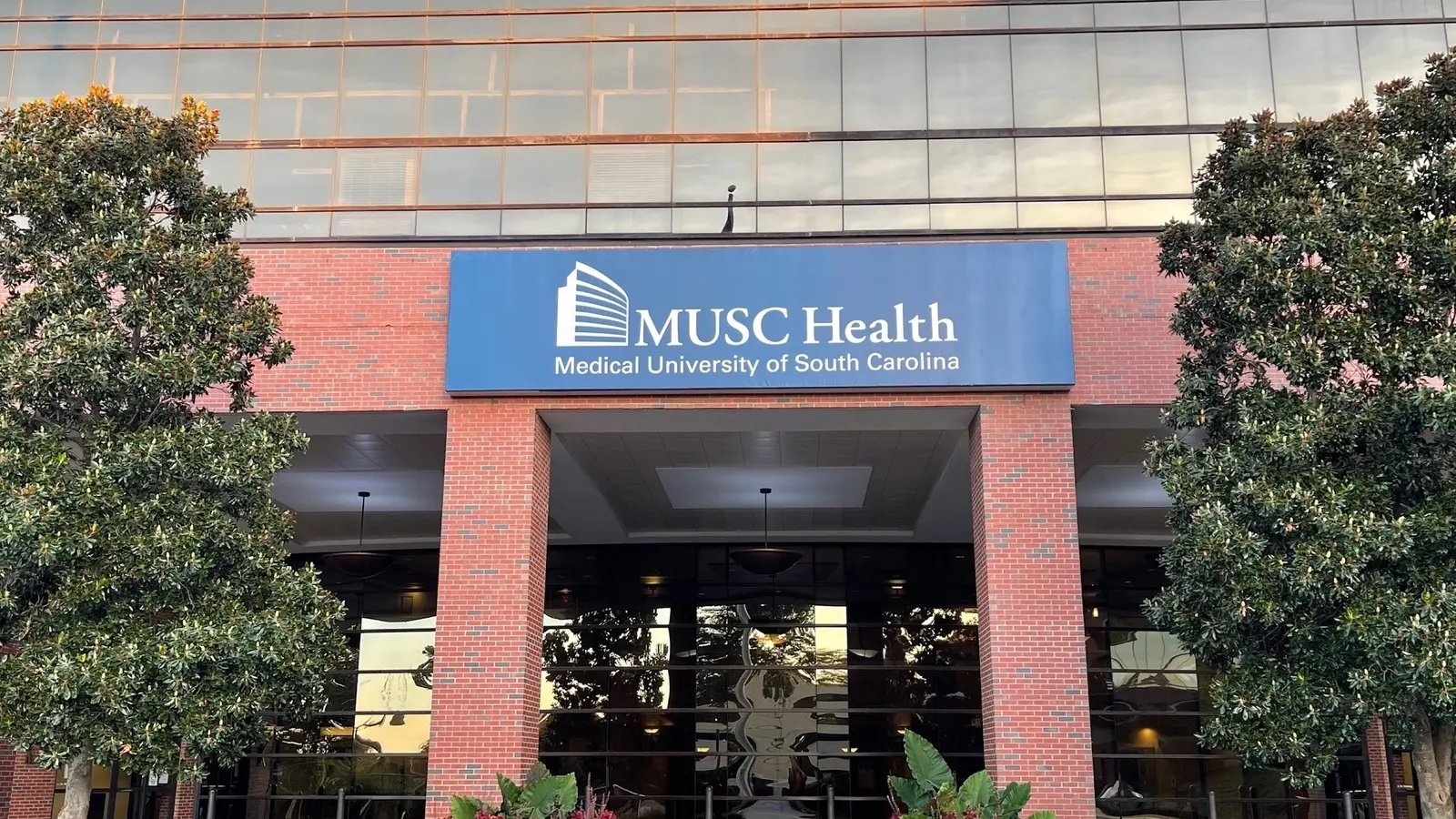 MUSC HEALTH COLUMBIA MEDICAL CENTER DOWNTOWN hospital exterior