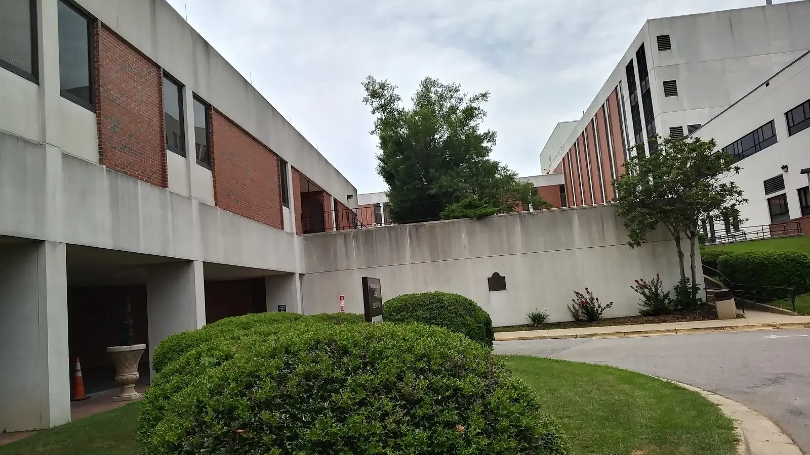 WM. JENNINGS BRYAN DORN VA MEDICAL CENTER hospital exterior