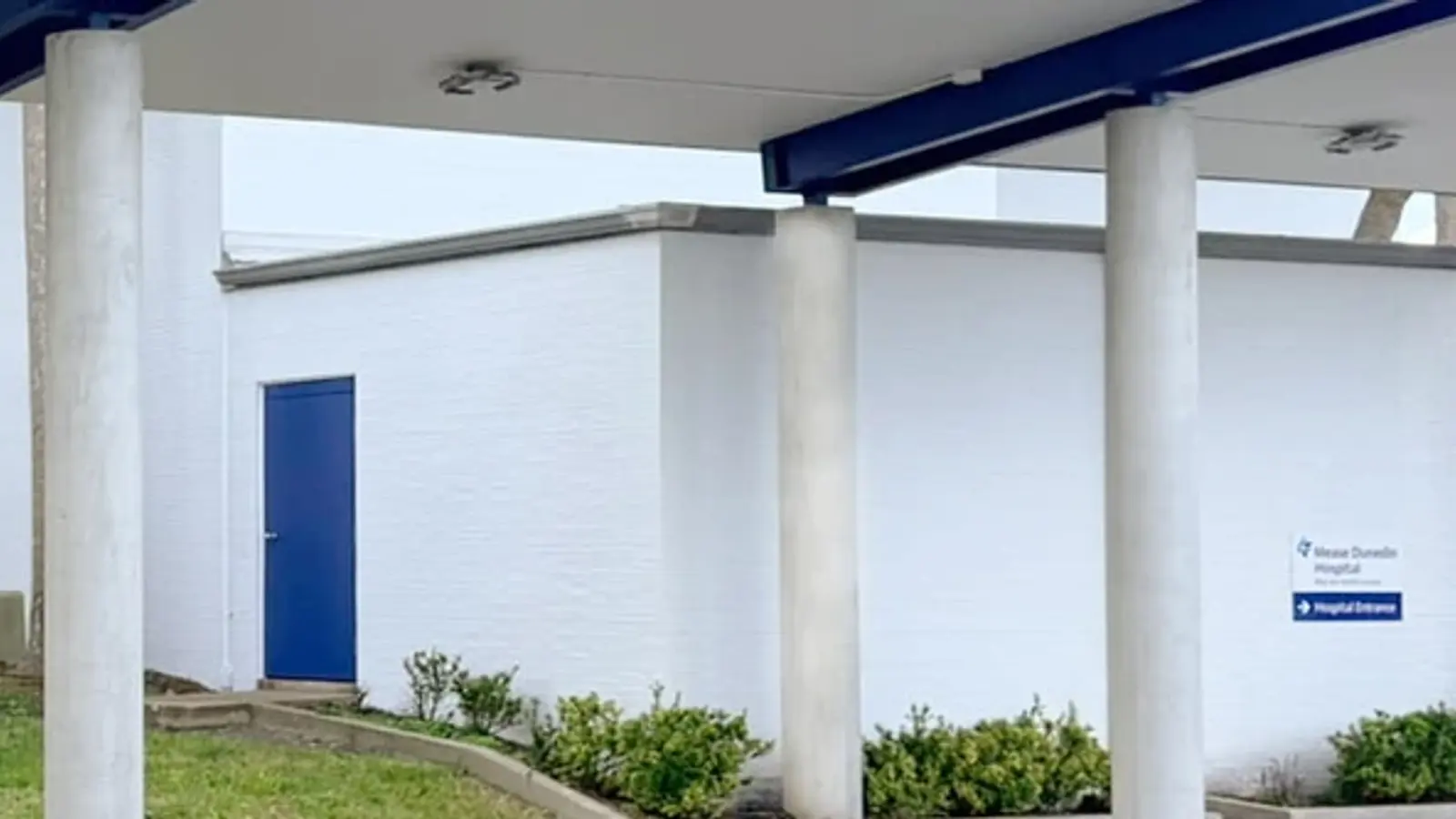Exterior photo of the main entrance at BayCare Alliant Hospital